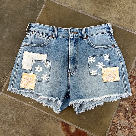 Wrangler Showdown Patch Work Denim Shorts - Picture 5 of 6